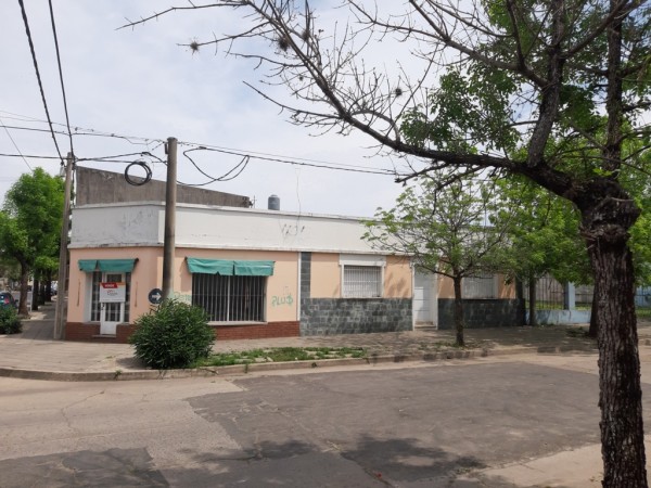 Venta casa con local en esquina.
