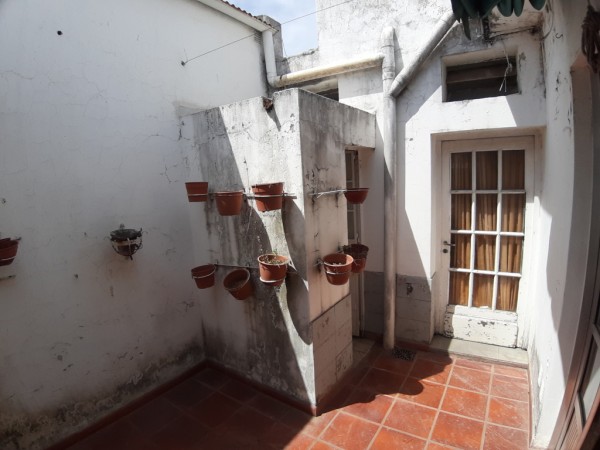 Venta casa con local en esquina.