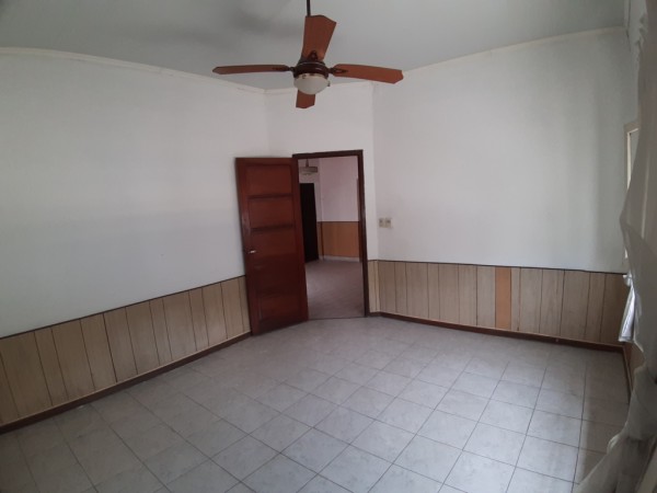 Venta casa con local en esquina.