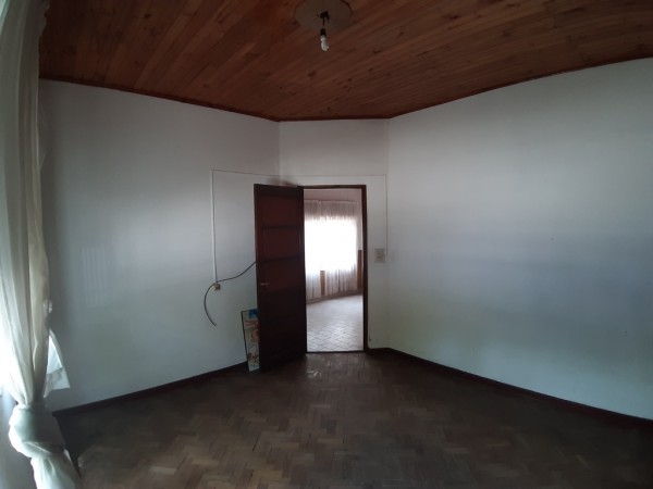 Venta casa con local en esquina.