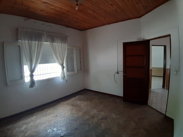 Venta casa con local en esquina.