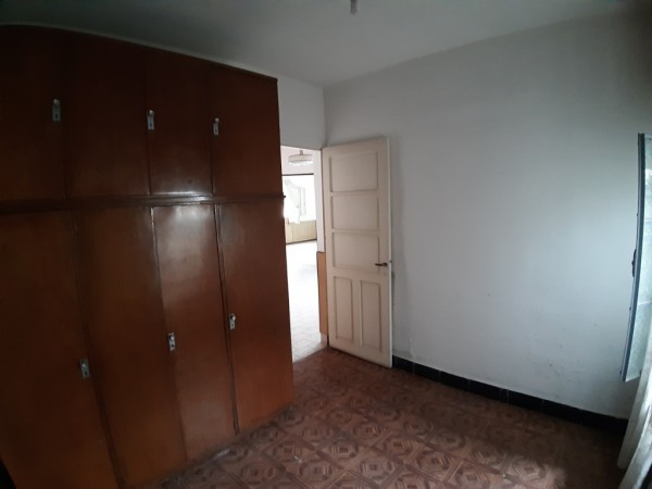 Venta casa con local en esquina.