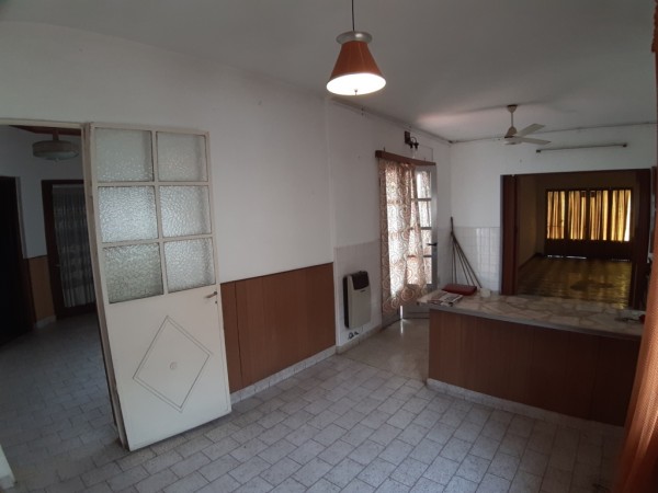 Venta casa con local en esquina.