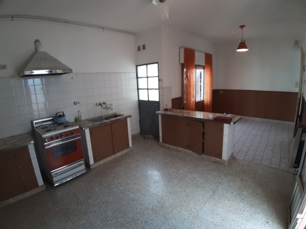Venta casa con local en esquina.