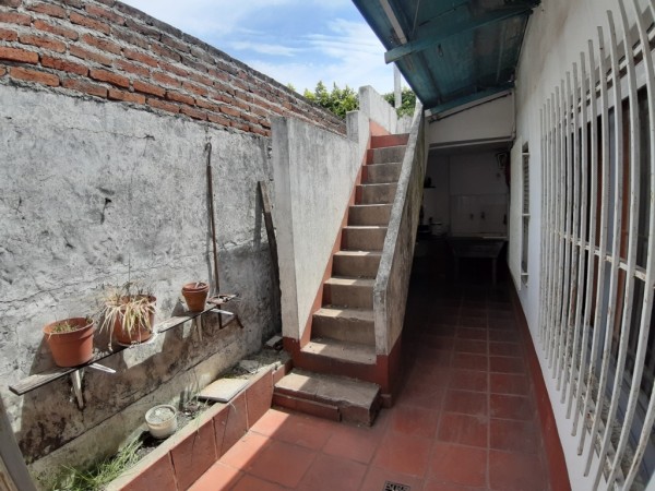 Venta casa con local en esquina.