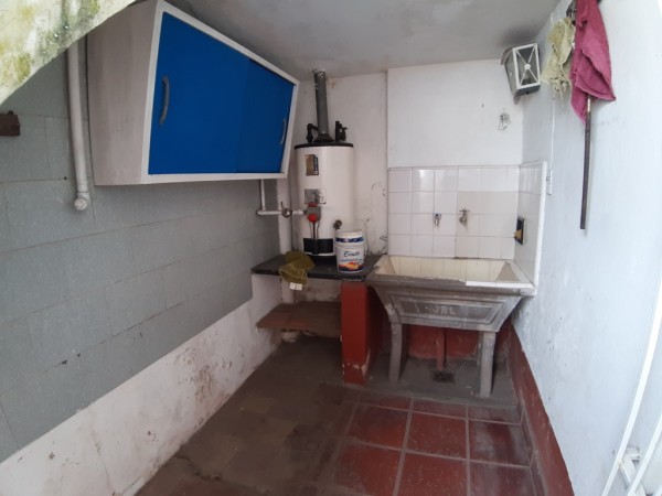 Venta casa con local en esquina.
