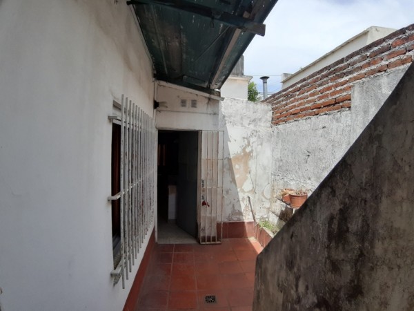 Venta casa con local en esquina.