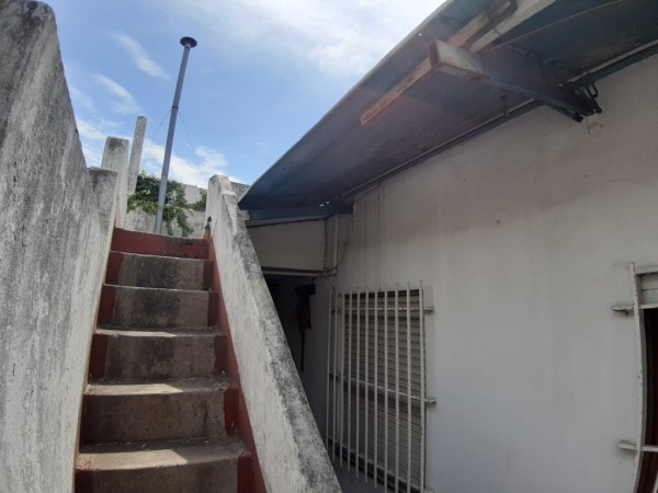 Venta casa con local en esquina.