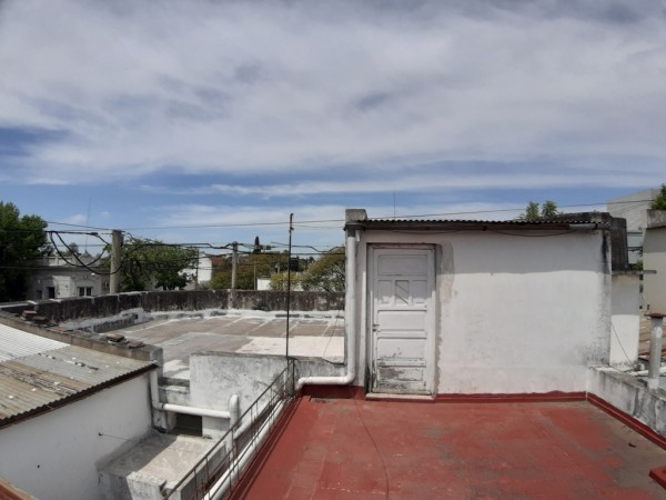 Venta casa con local en esquina.