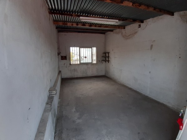 Venta casa con local en esquina.