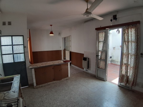 Venta casa con local en esquina.