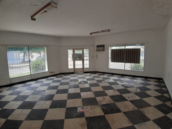 Venta casa con local en esquina.