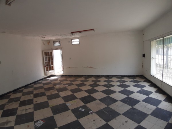 Venta casa con local en esquina.
