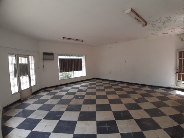 Venta casa con local en esquina.
