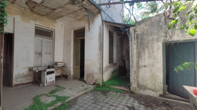 Venta casa centrica antigua a refaccionar.