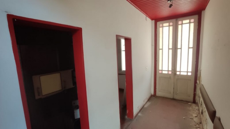 Venta casa centrica antigua a refaccionar.