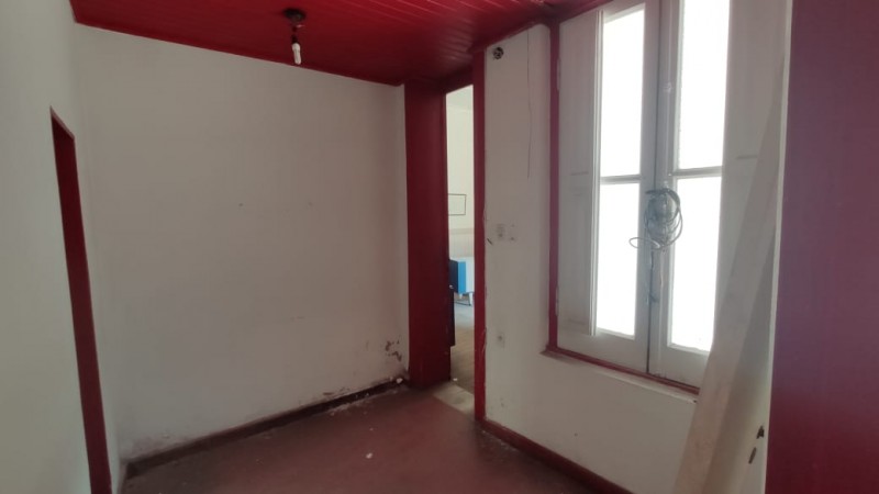 Venta casa centrica antigua a refaccionar.