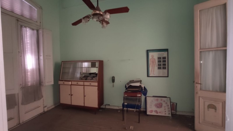Venta casa centrica antigua a refaccionar.