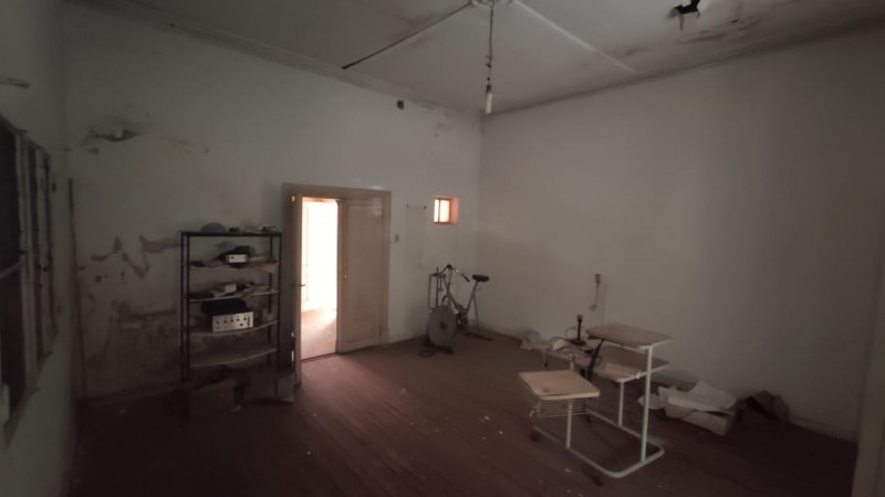 Venta casa centrica antigua a refaccionar.