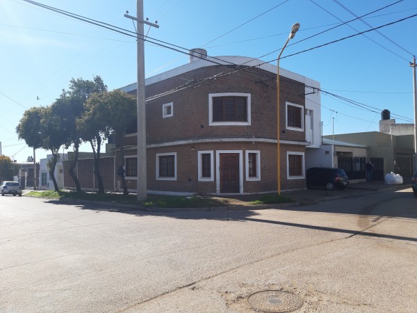 Venta casa 4 habitaciones en esquina.