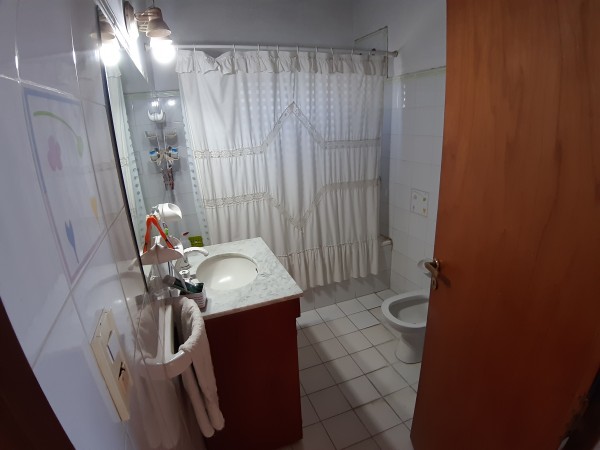 Venta casa 4 habitaciones en esquina.
