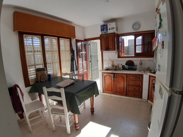 Venta casa 4 habitaciones en esquina.