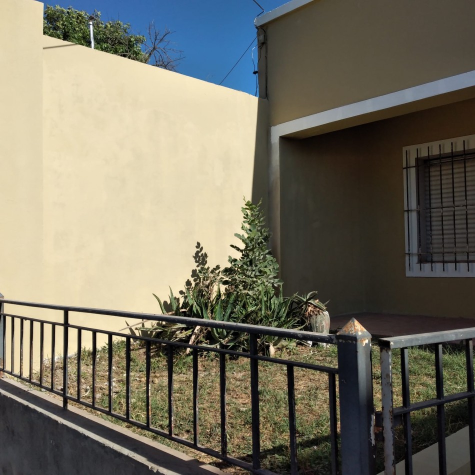 Venta casa dos habitaciones con buen patio.